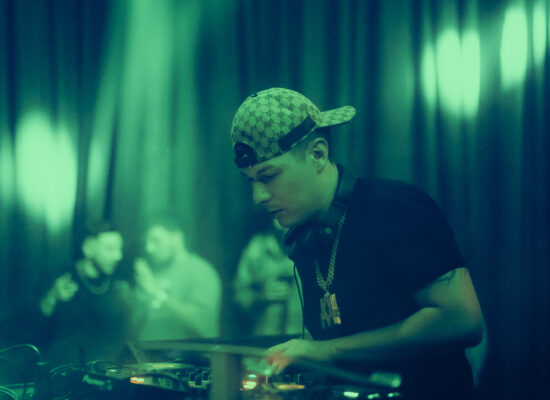 ¡Omar Varela realizará un DJ set en el BUM Rave Club!