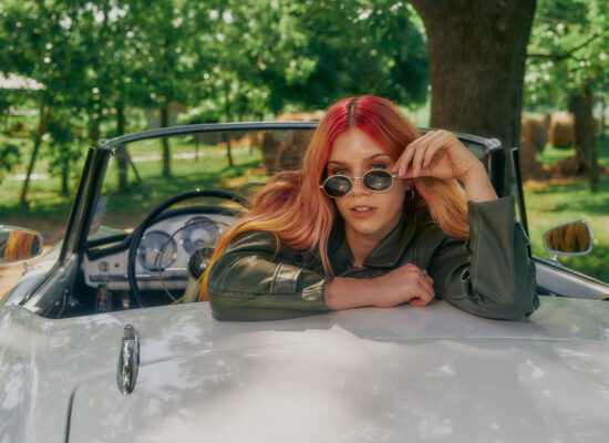 Amores, lutos y finales que quedan “lejos”, así es el nuevo tema de Connie Isla