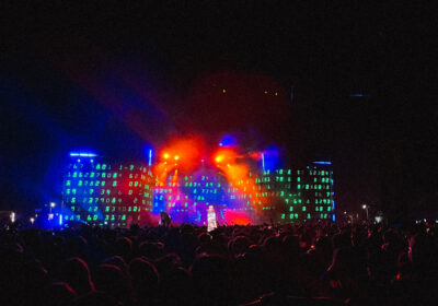 SIMULATE por Massano: futurismo, simulaciones del más allá y realidades cuestionadas