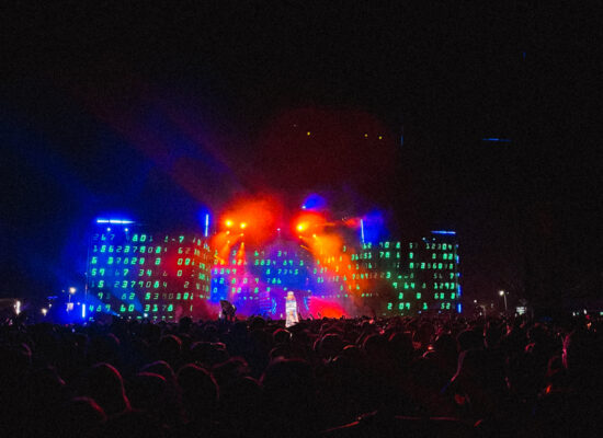 SIMULATE por Massano: futurismo, simulaciones del más allá y realidades cuestionadas