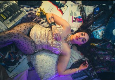 Máscaras emocinales, “Maquillaje Obscuro”, y escencia de Belanova, así suena en nuevo tema de Aglaee