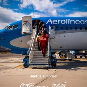 Dos íconos del país se reencuentran en el aire: Coca-Cola Argentina y Aerolíneas Argentinas vuelven a volar juntas