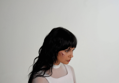 Mora Navarro convierte el desapego en pop con su nuevo tema, “La Cura”