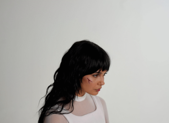 Sofia Lescano 3 Mora Navarro convierte el desapego en pop con su nuevo tema, “La Cura”