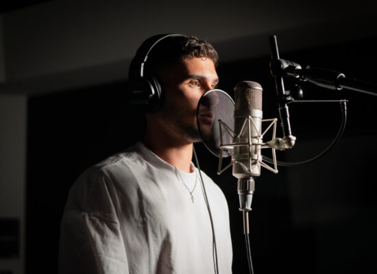 Sofia Lescano 4 ANGELIS FIRMA CON CHIL RECORDS EN MIAMI Y PRESENTA SU SINGLE DEBUT “Y AHORA QUIÉN SOY?”