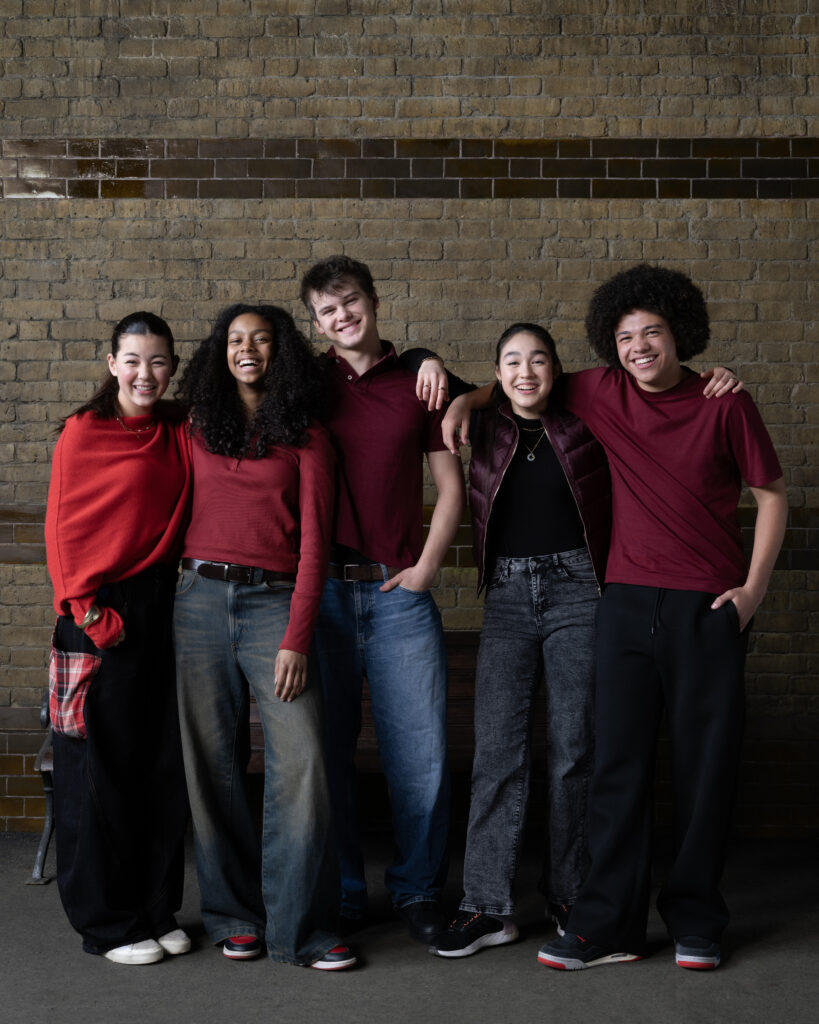 HBO ANUNCIA NUEVOS NOMBRES PARA EL ELENCO DE LA SERIE ORIGINAL "HARRY POTTER" 2 DAT S1 GRYFFINDOR GROUP AM 0408 R 4x5