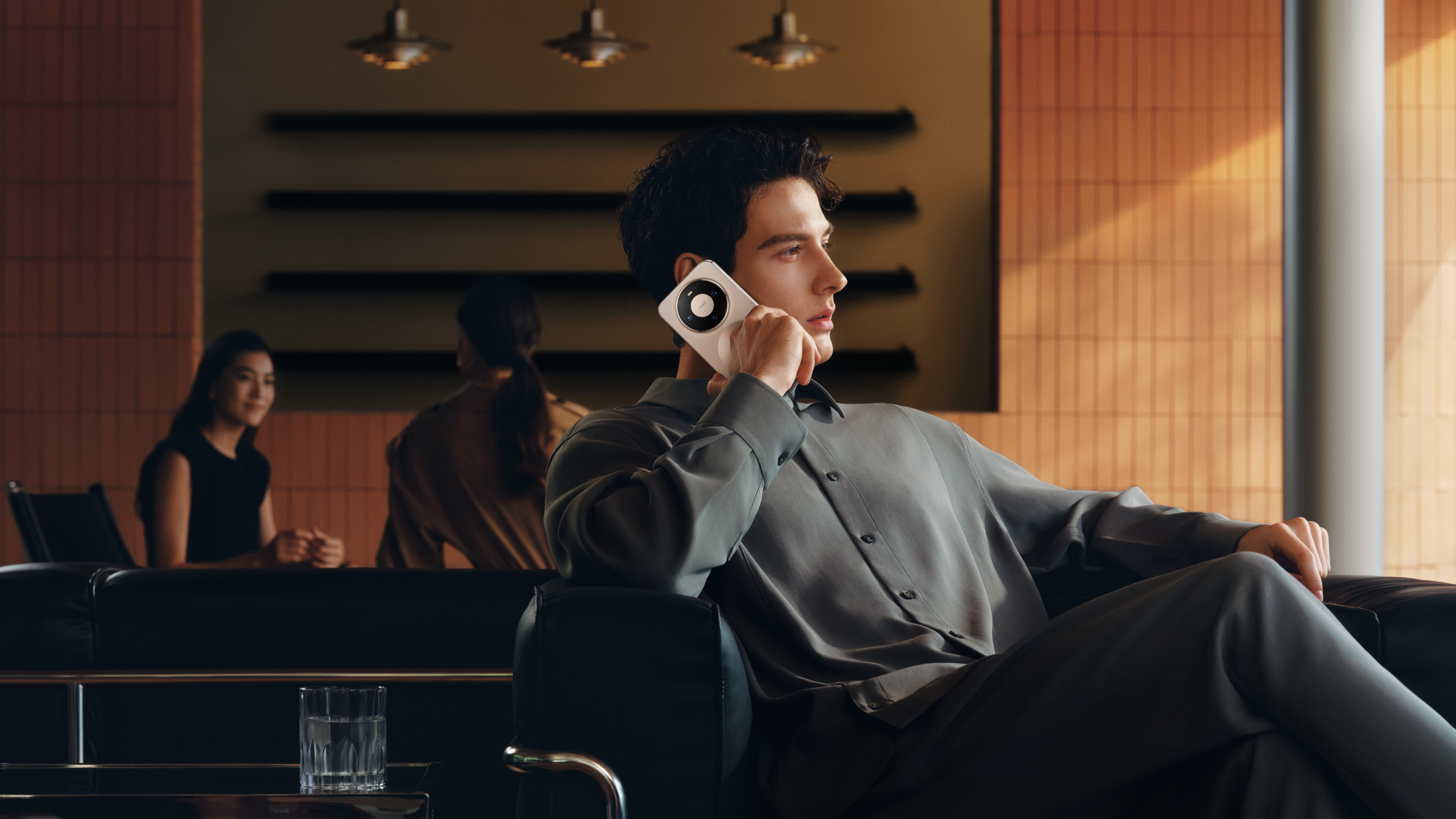 Mate 80 Pro Product Creative lifestyle shot Headquarter Mate 80 Pro Gold 2 1 scaled
