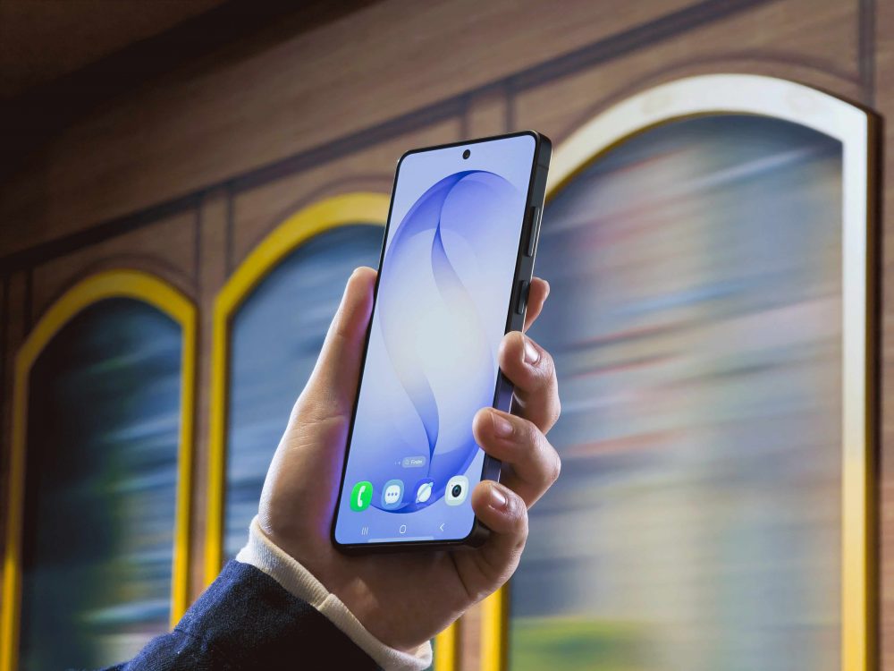 015 lifesytle galaxy s26ultra cobaltviolet privacy display partial trambooth e1782309589711