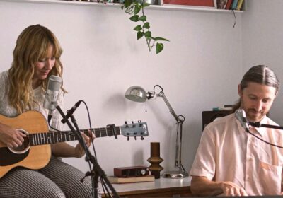 PELÍCULAS PERDIDAS EN CASA: Delfina Campos presenta una serie de sesiones acústicas en vivo, grabadas en la intimidad de su hogar