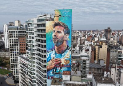 Se renueva el mural de Messi en Rosario a metros del Monumento Nacional a la Bandera: una de las postales más identitarias de la ciudad