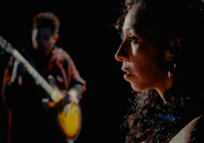 AHYRE PRESENTA “COMO LAS OLAS”, SU NUEVO SINGLE JUNTO A IVONNE GUZMÁN