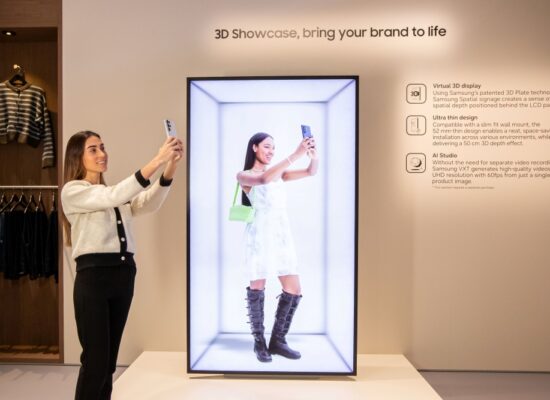 Sofia Lescano 4 Samsung lleva la cartelería digital al 3D con una nueva pantalla para empresas