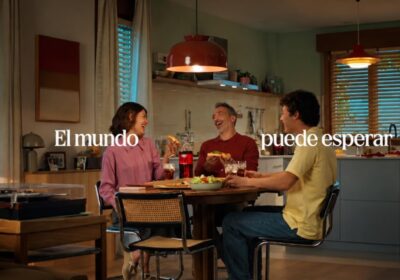 El mundo puede esperar: la nueva apuesta de Coca-Cola para celebrar los momentos que realmente importan